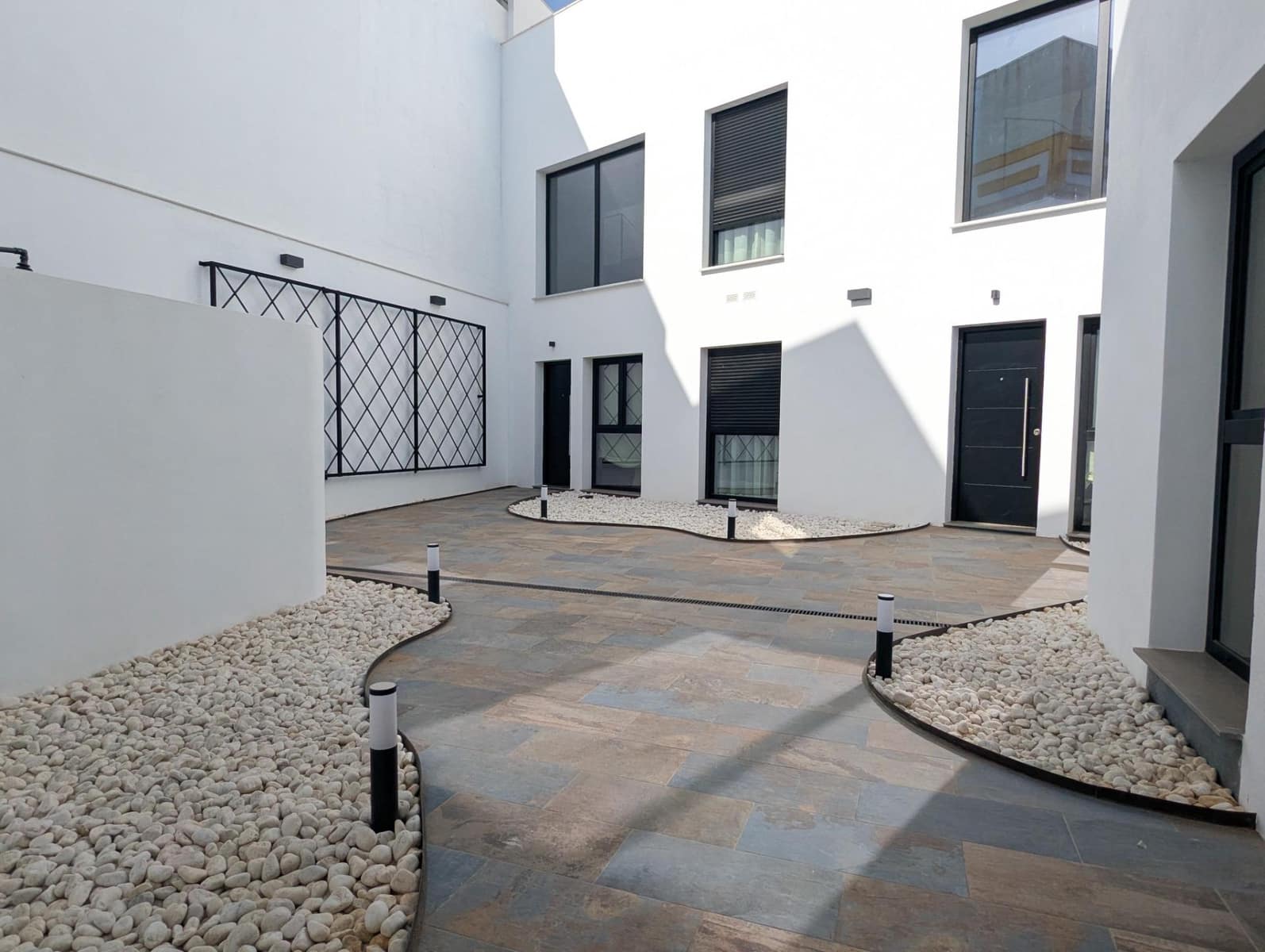 2 bedroom Apartment for rent in Sanlucar la Mayor - € 900 (Ref: 9897353)