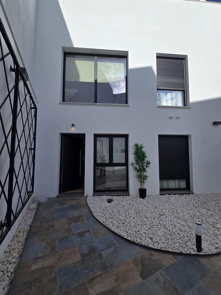 2 bedroom Apartment for rent in Sanlucar la Mayor - € 900 (Ref: 9897353)