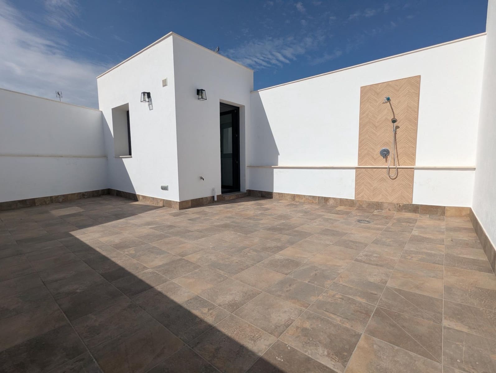 2 bedroom Apartment for rent in Sanlucar la Mayor - € 900 (Ref: 9897353)