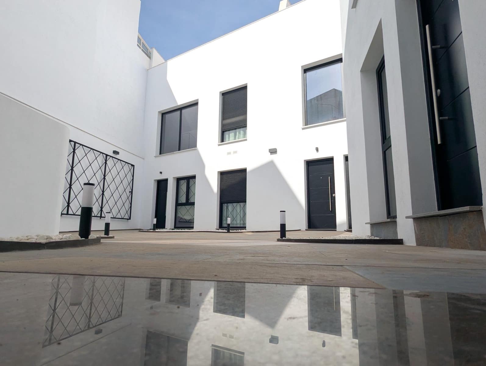 2 bedroom Apartment for rent in Sanlucar la Mayor - € 900 (Ref: 9897353)