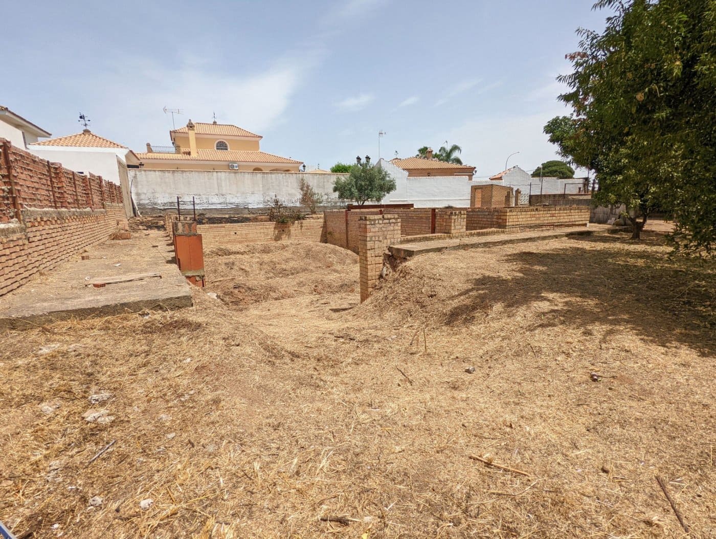 Building Plot for sale in Sanlucar la Mayor - € 149,900 (Ref: 9897354)