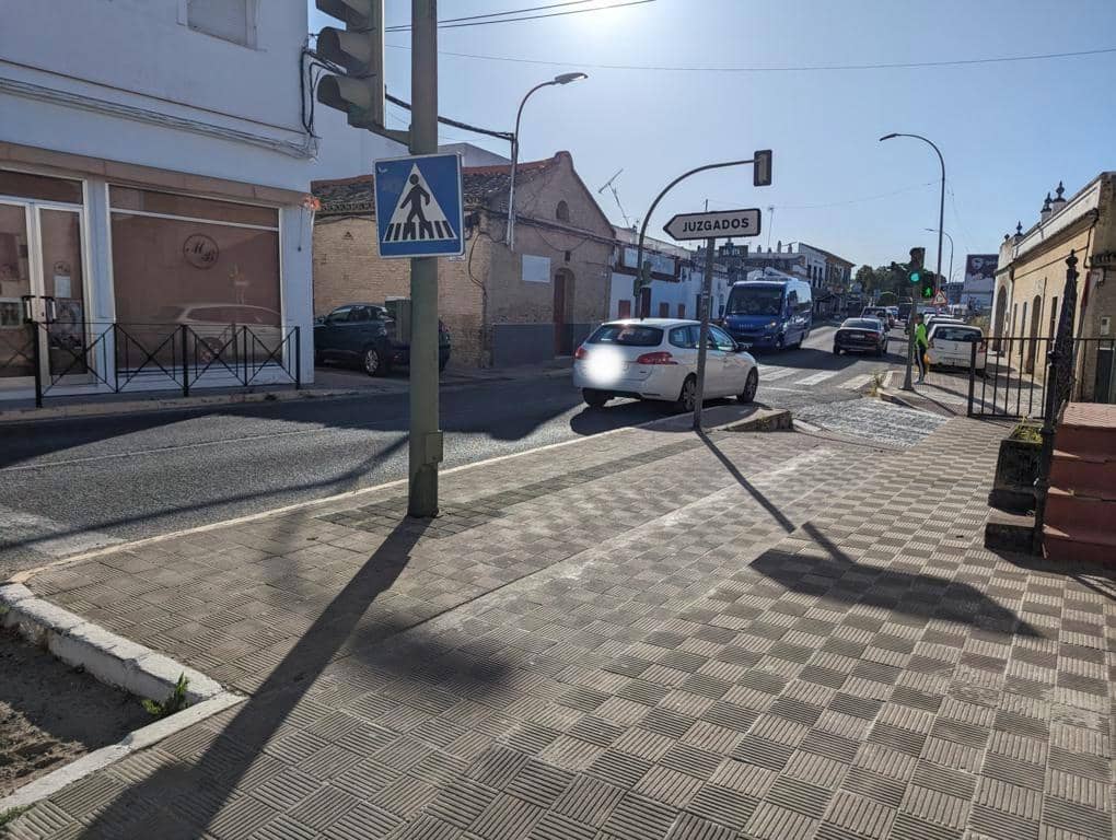 Commercial for rent in Sanlucar la Mayor - € 450 (Ref: 9897355)