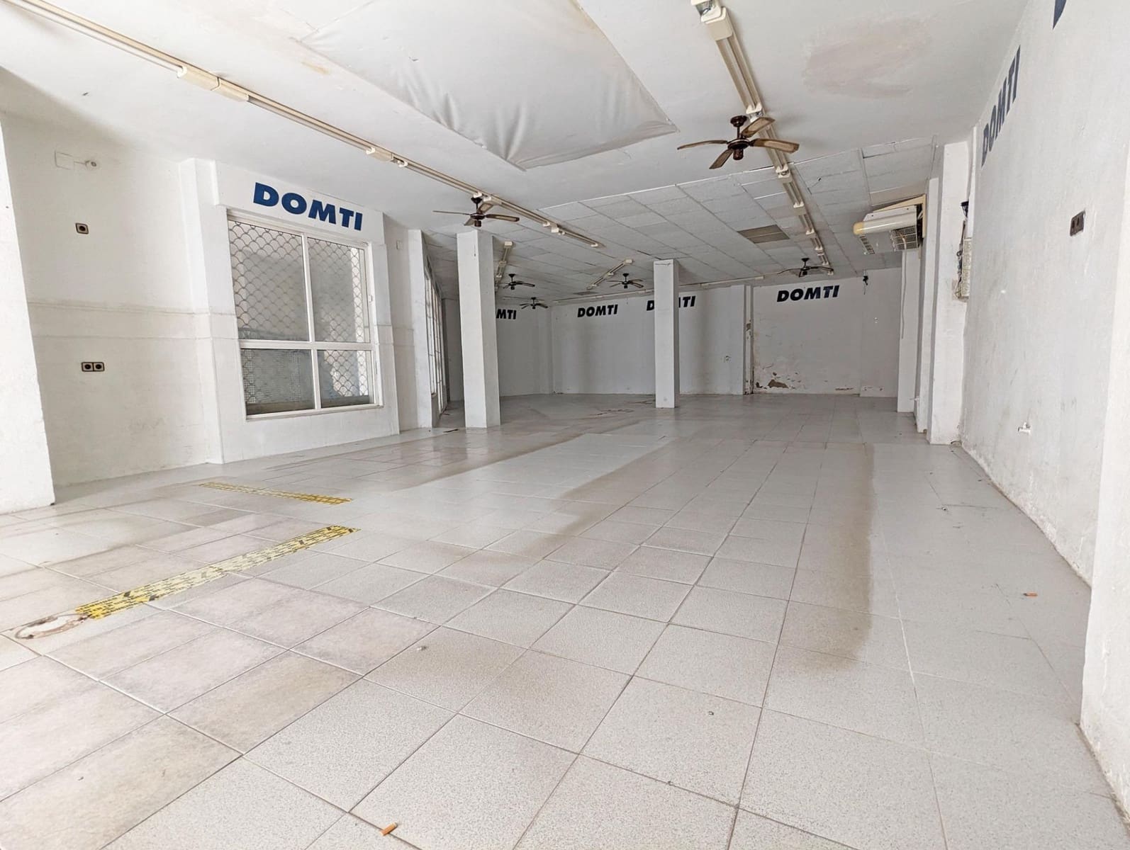 Commercial for rent in Sanlucar la Mayor - € 800 (Ref: 9897356)