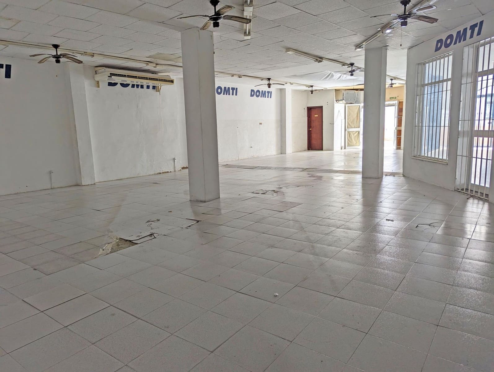 Commercial for rent in Sanlucar la Mayor - € 800 (Ref: 9897356)