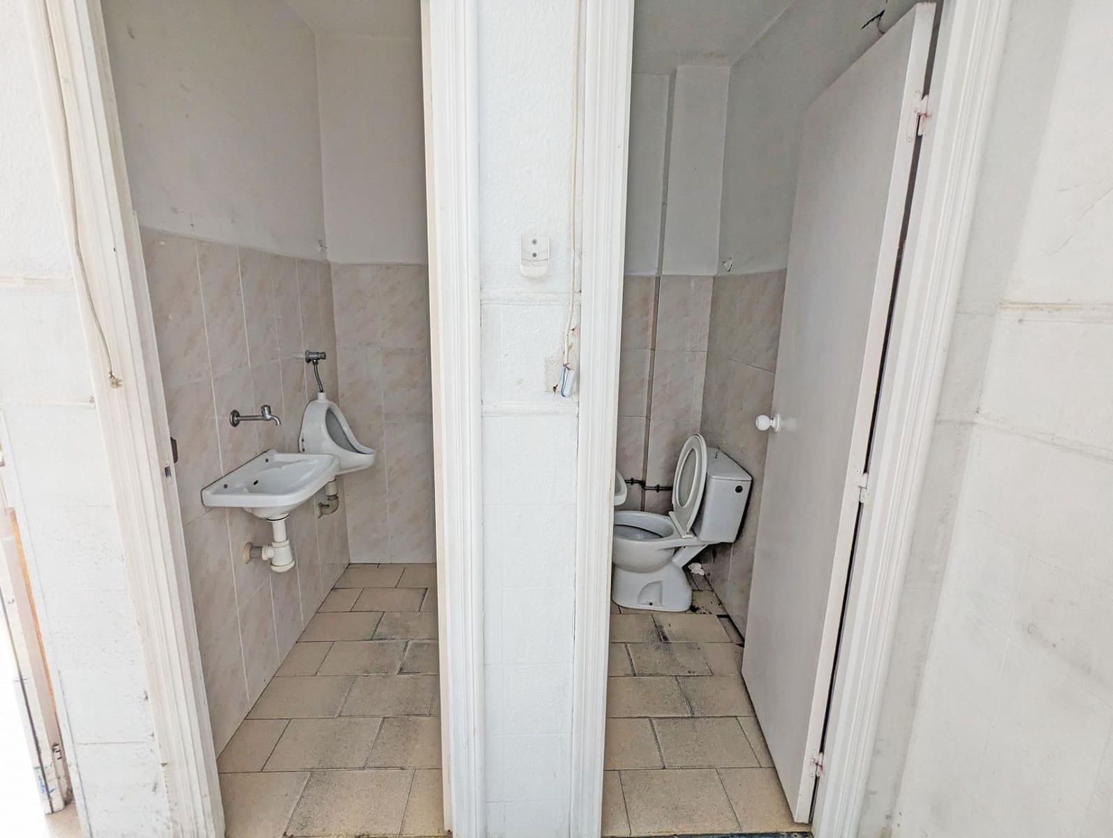 Commercial for rent in Sanlucar la Mayor - € 800 (Ref: 9897356)