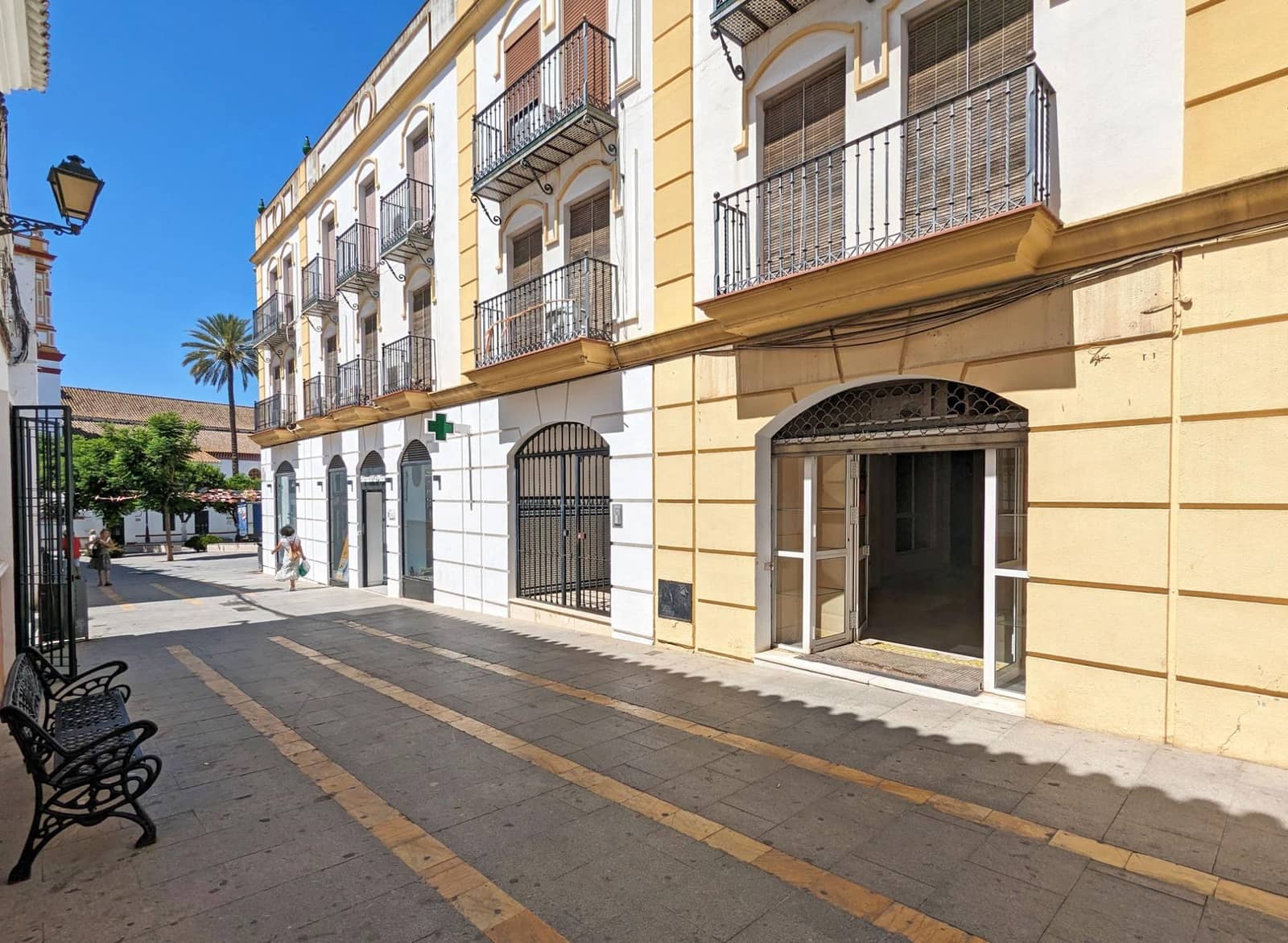 Commercial for rent in Sanlucar la Mayor - € 800 (Ref: 9897356)