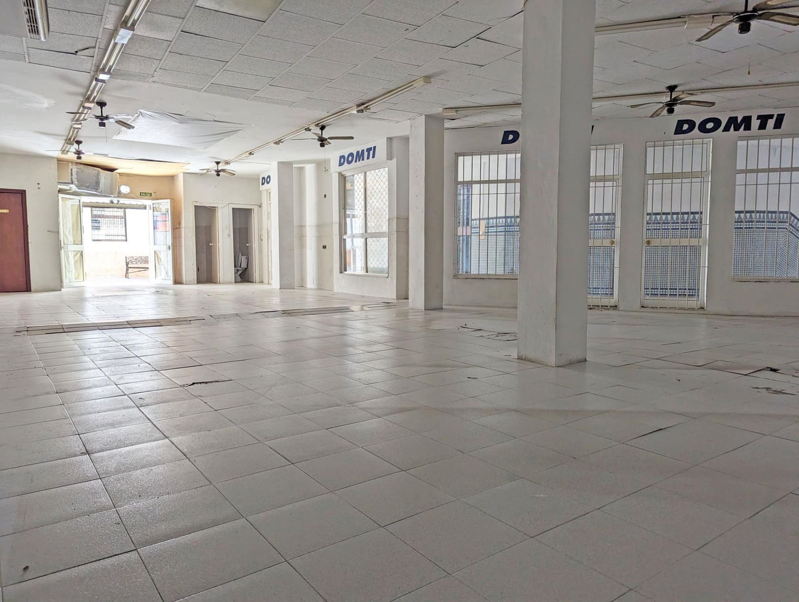 Commercial for rent in Sanlucar la Mayor - € 800 (Ref: 9897356)