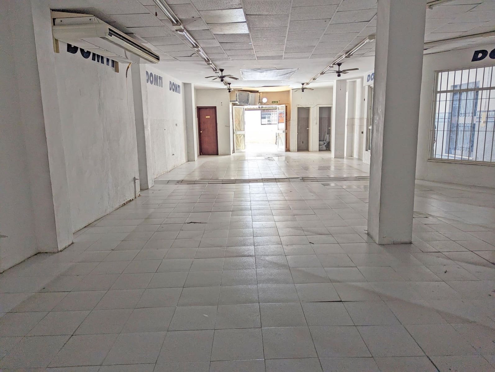 Commercial for rent in Sanlucar la Mayor - € 800 (Ref: 9897356)