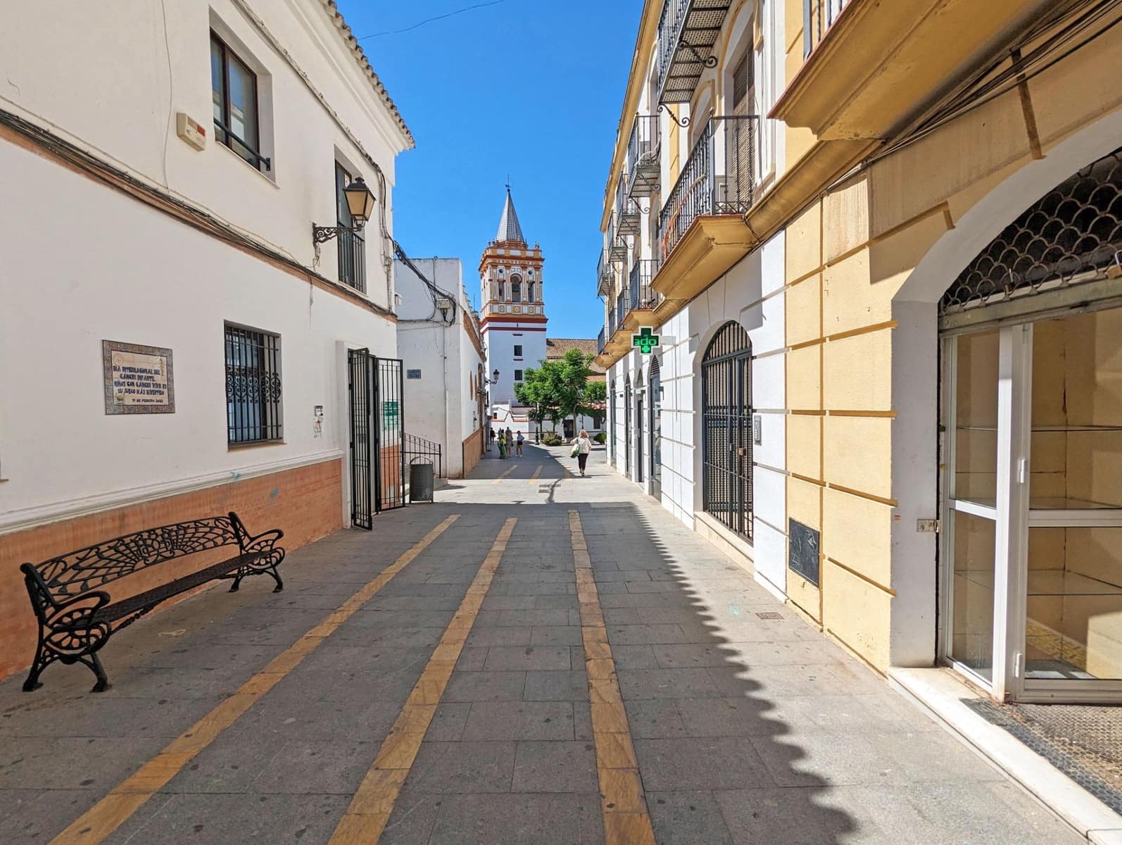 Commercial for rent in Sanlucar la Mayor - € 800 (Ref: 9897356)