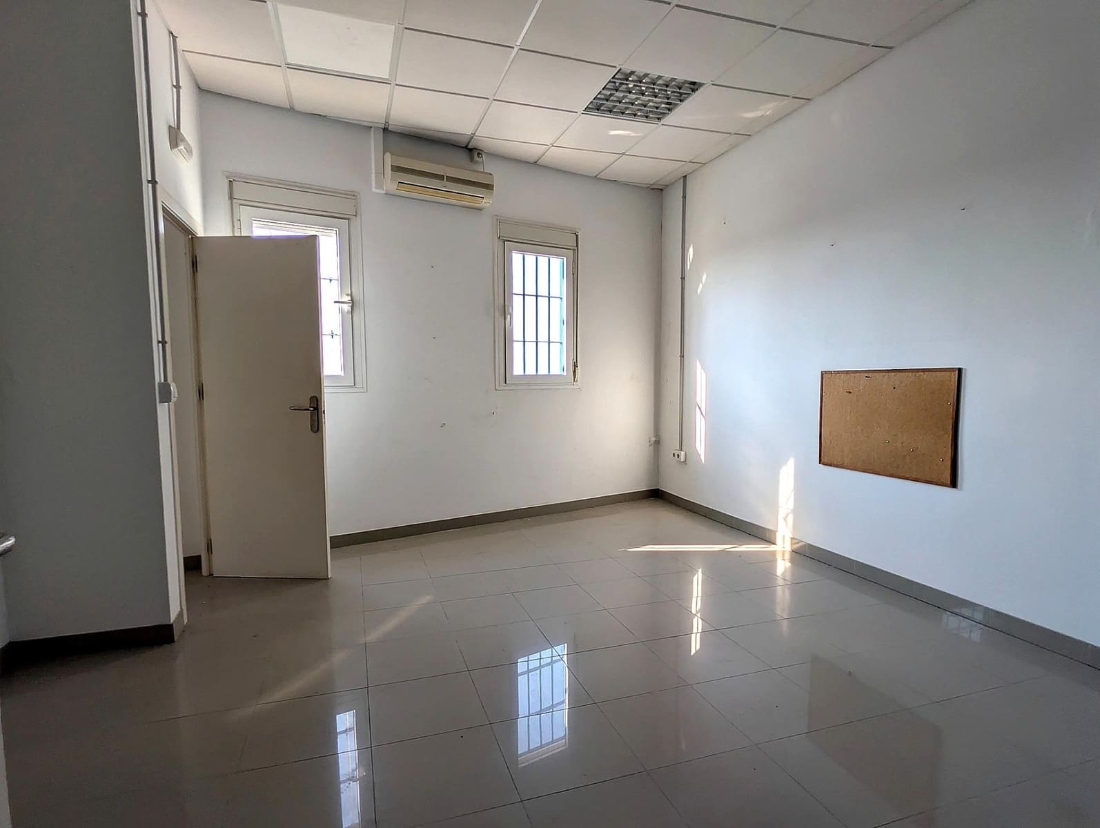 Business for rent in Benacazon - € 1,200 (Ref: 9899178)