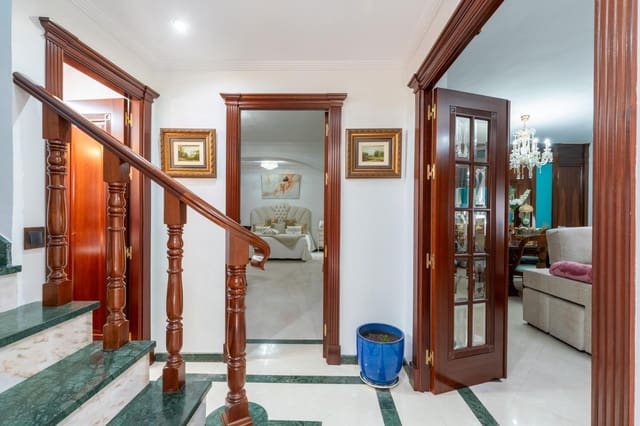 4 sovrum Villa till salu i Sanlúcar la Mayor med pool - 650 000 € (Ref: 9903929)