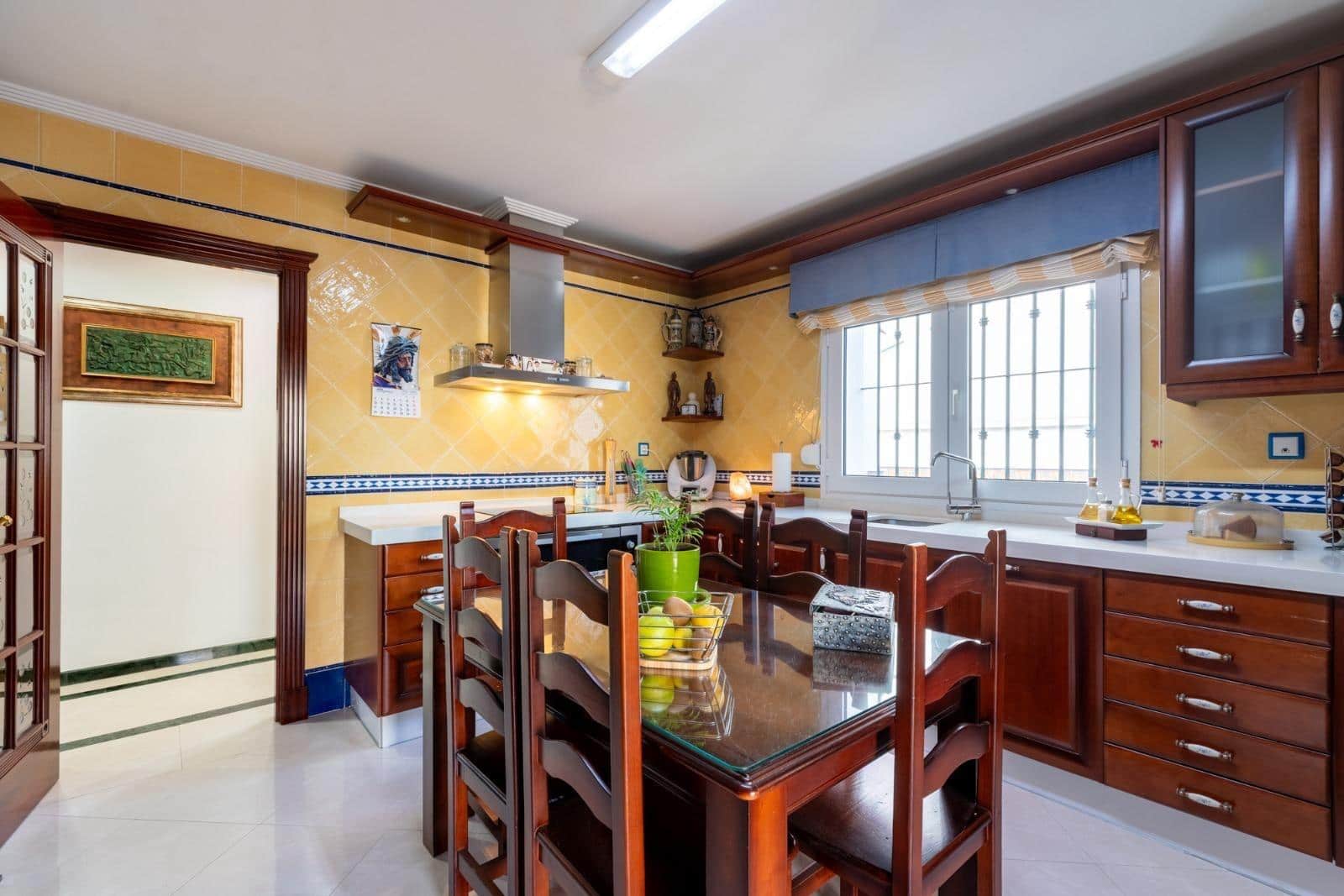 4 sovrum Villa till salu i Sanlucar la Mayor med pool - 650 000 € (Ref: 9903929)