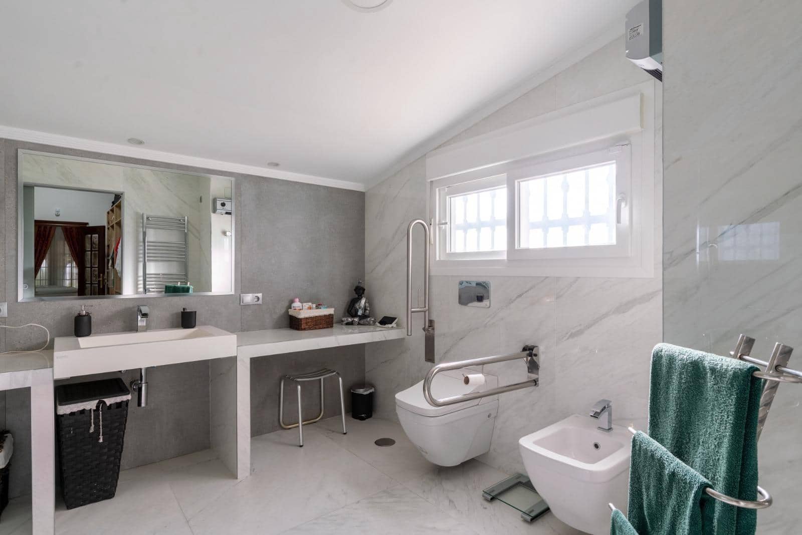 4 sovrum Villa till salu i Sanlucar la Mayor med pool - 650 000 € (Ref: 9903929)