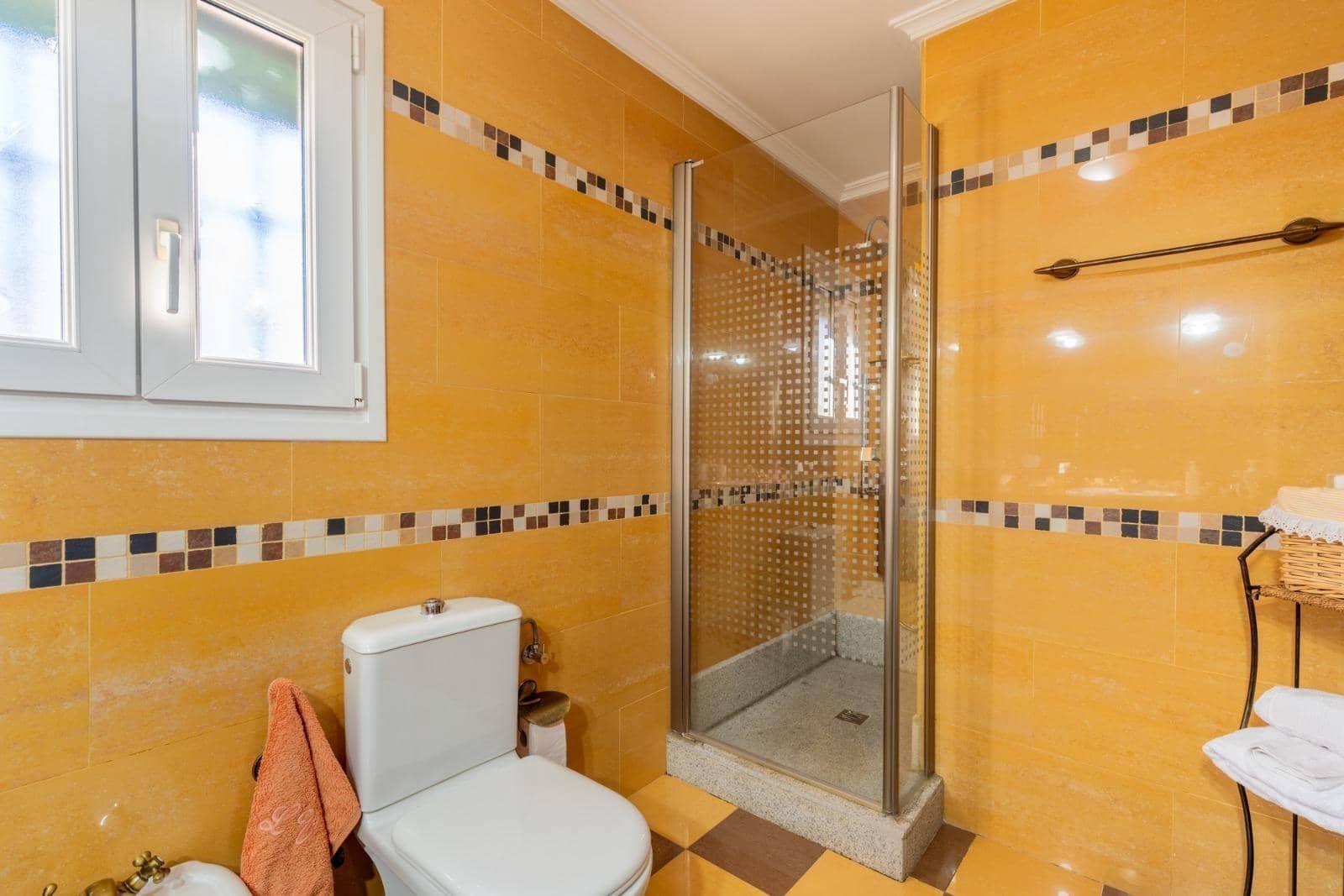 4 sovrum Villa till salu i Sanlucar la Mayor med pool - 650 000 € (Ref: 9903929)