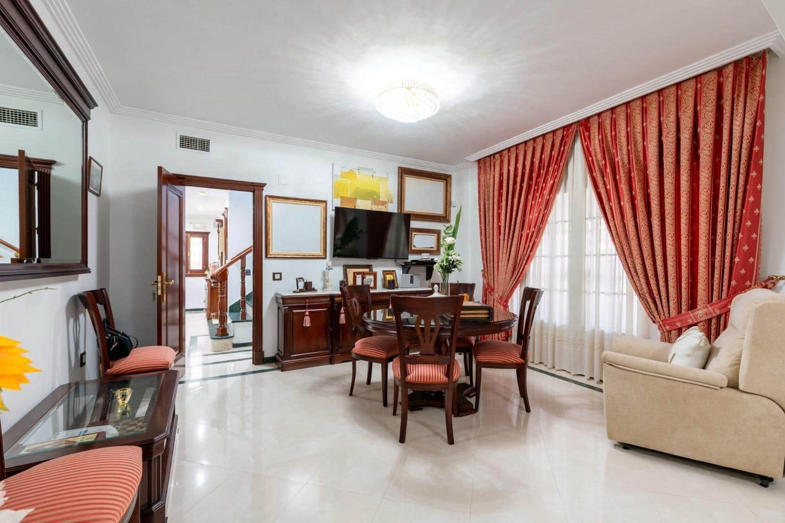 4 sovrum Villa till salu i Sanlucar la Mayor med pool - 650 000 € (Ref: 9903929)