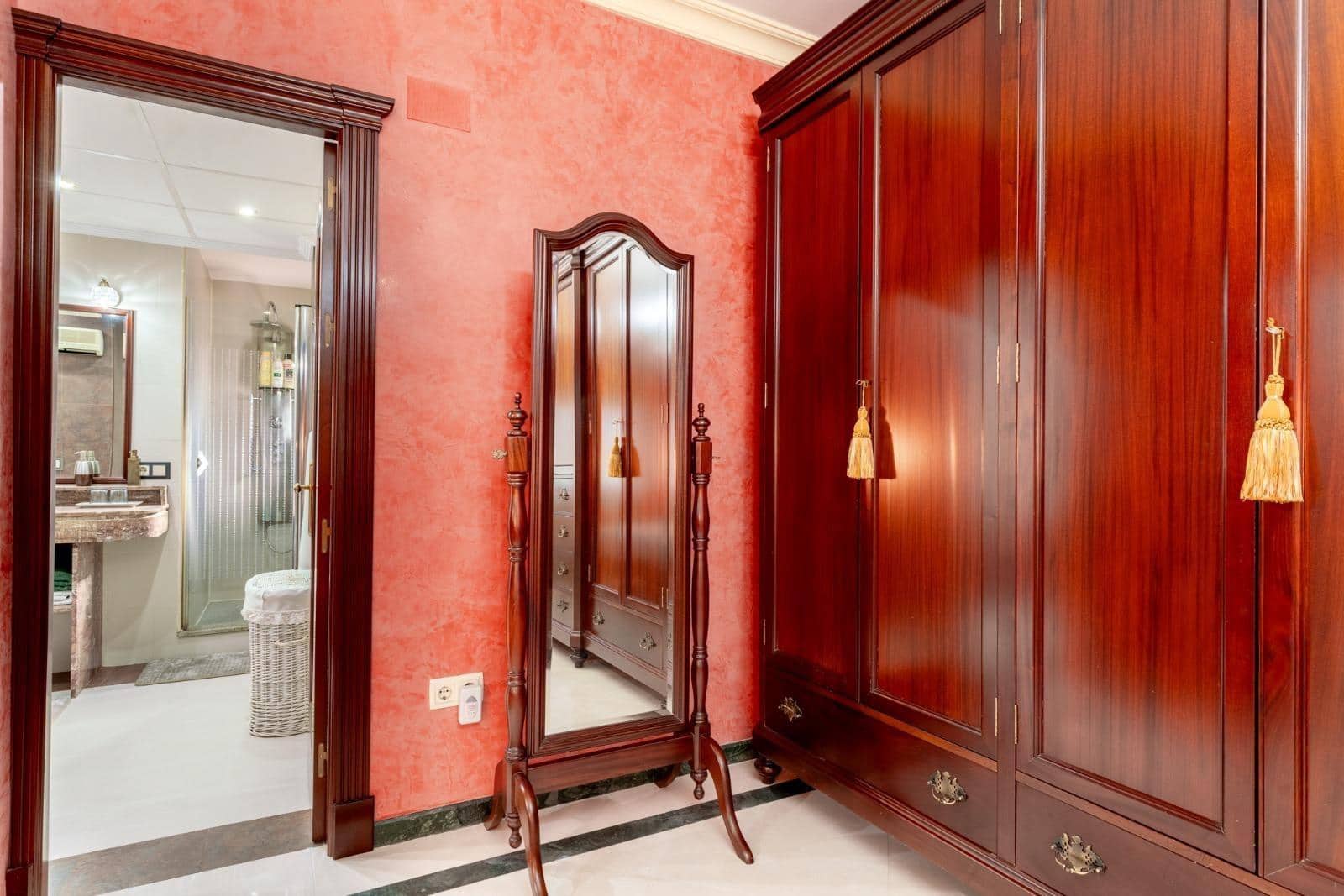 4 sovrum Villa till salu i Sanlucar la Mayor med pool - 650 000 € (Ref: 9903929)