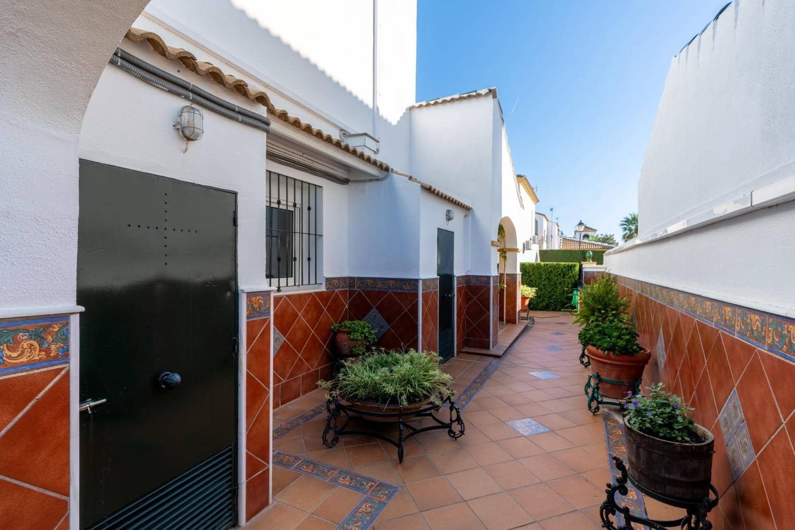 4 sovrum Villa till salu i Sanlucar la Mayor med pool - 650 000 € (Ref: 9903929)