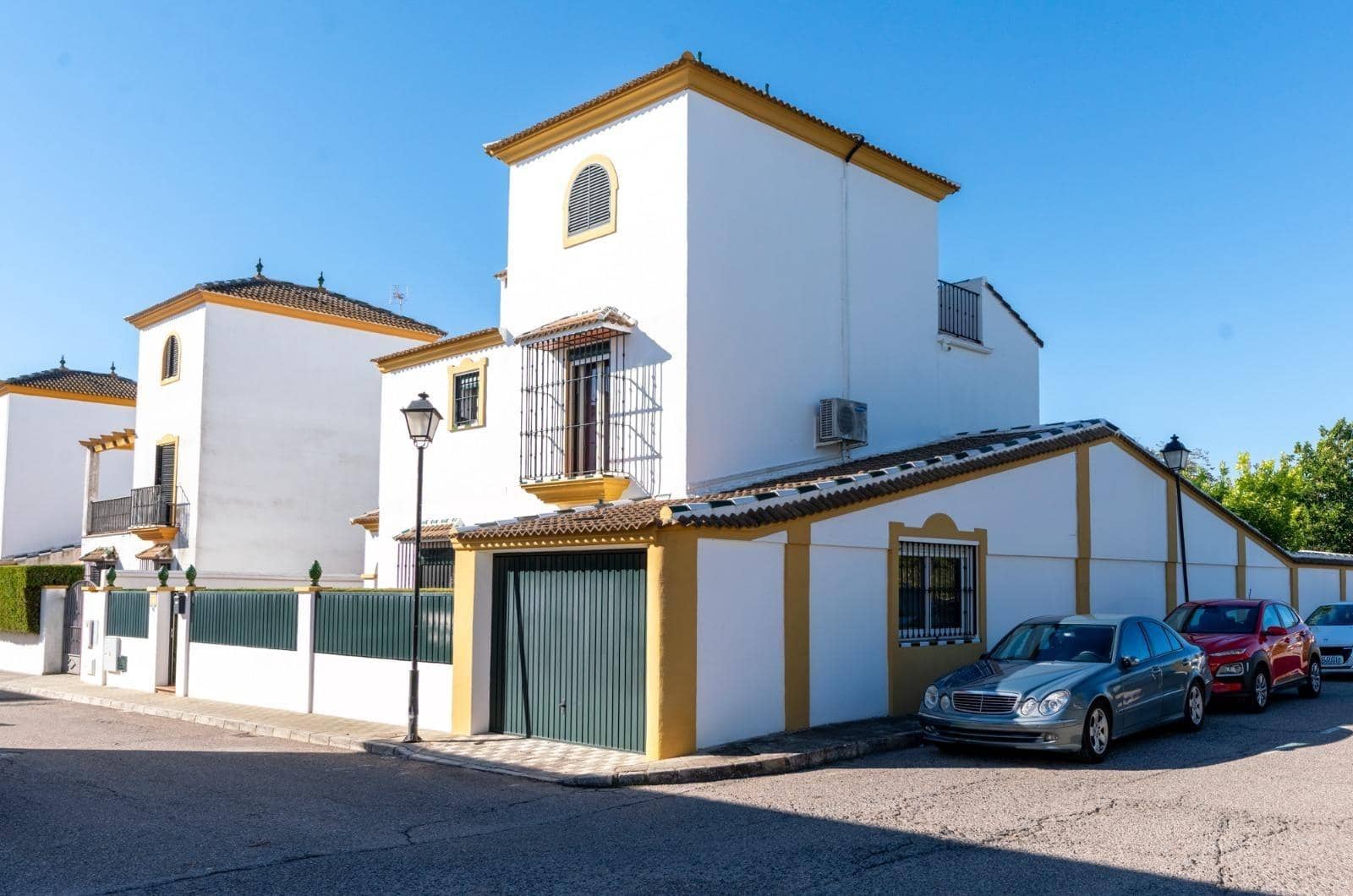 4 sovrum Villa till salu i Sanlucar la Mayor med pool - 650 000 € (Ref: 9903929)