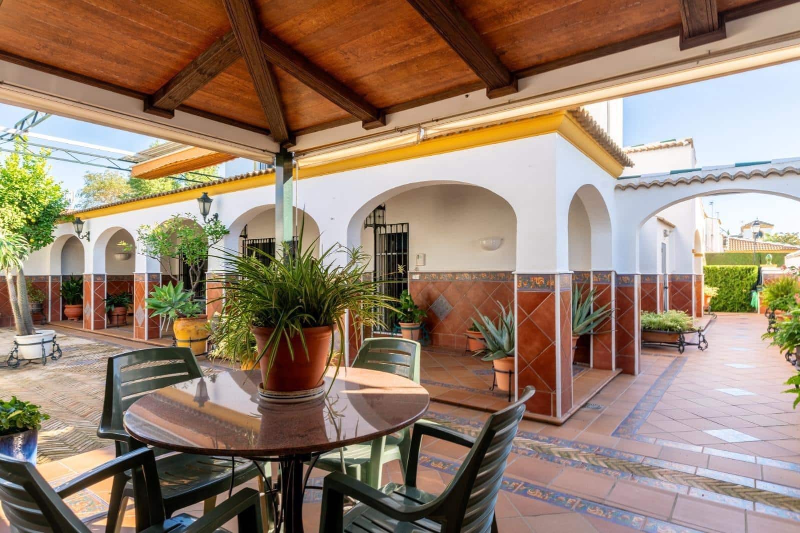 4 sovrum Villa till salu i Sanlucar la Mayor med pool - 650 000 € (Ref: 9903929)