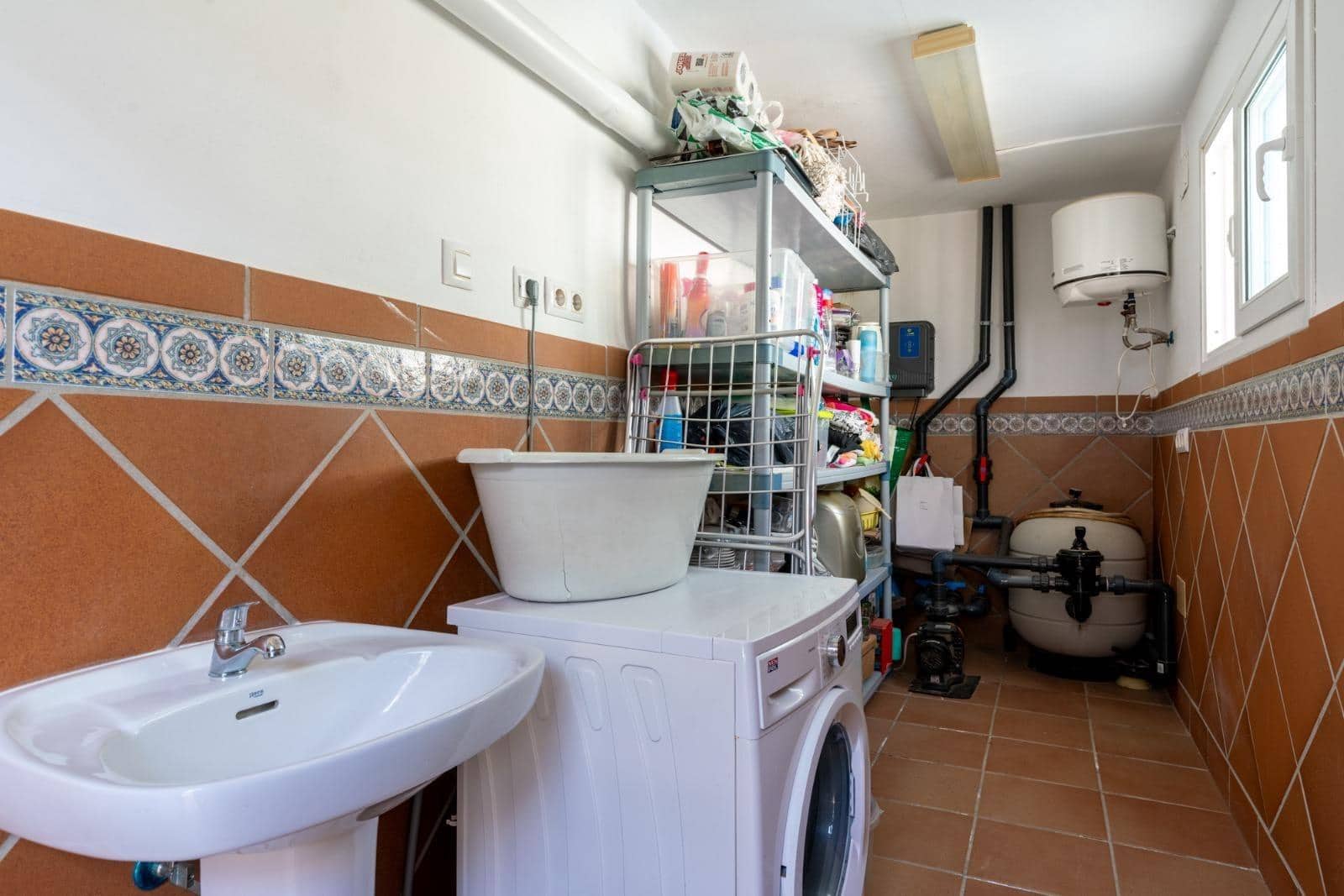 4 sovrum Villa till salu i Sanlucar la Mayor med pool - 650 000 € (Ref: 9903929)