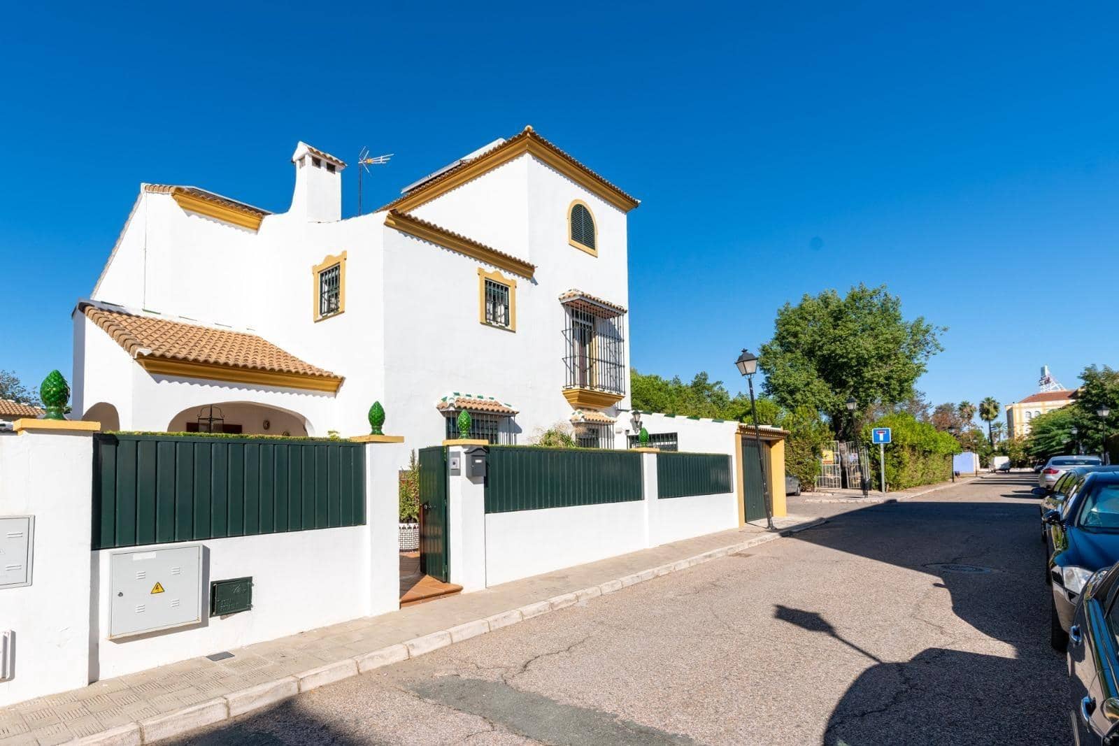 4 sovrum Villa till salu i Sanlucar la Mayor med pool - 650 000 € (Ref: 9903929)