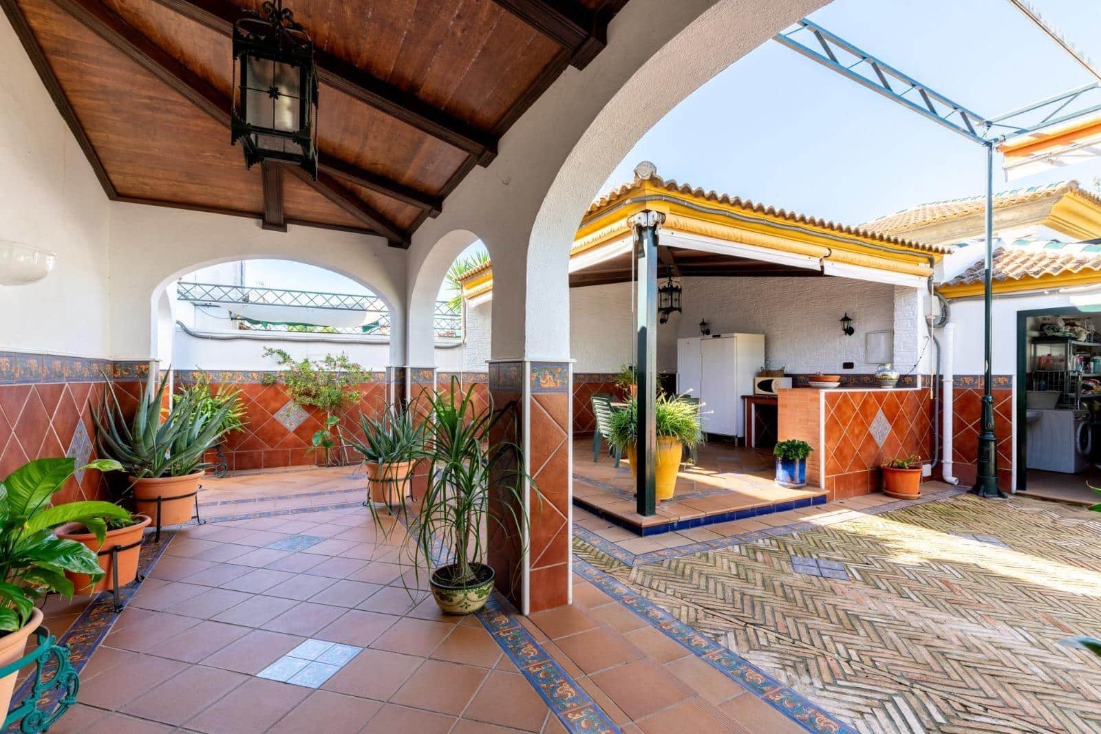 4 sovrum Villa till salu i Sanlucar la Mayor med pool - 650 000 € (Ref: 9903929)