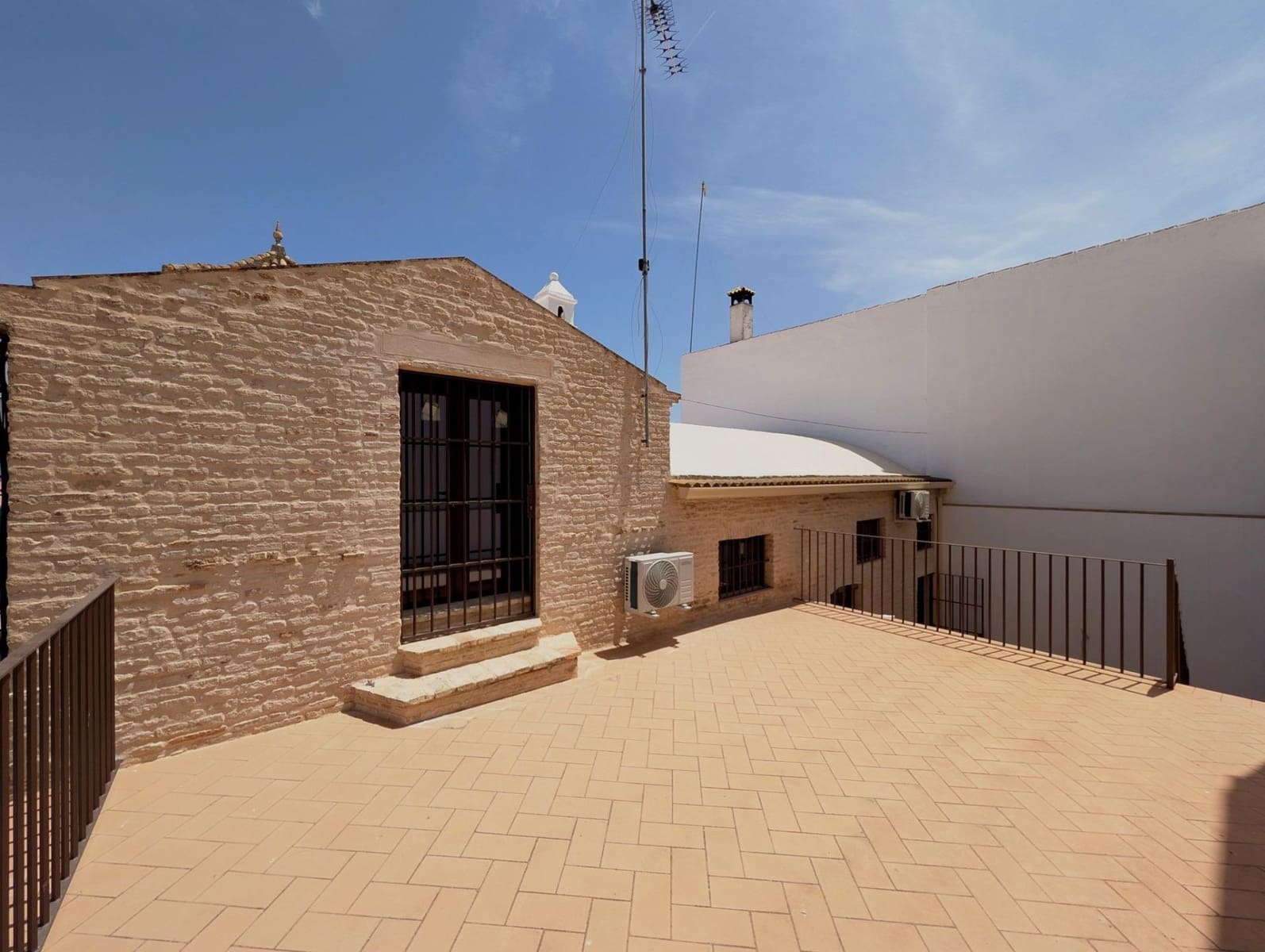 3 soveværelse Rækkehus til salg i Sanlucar la Mayor med garage - € 260.000 (Ref: 9922298)