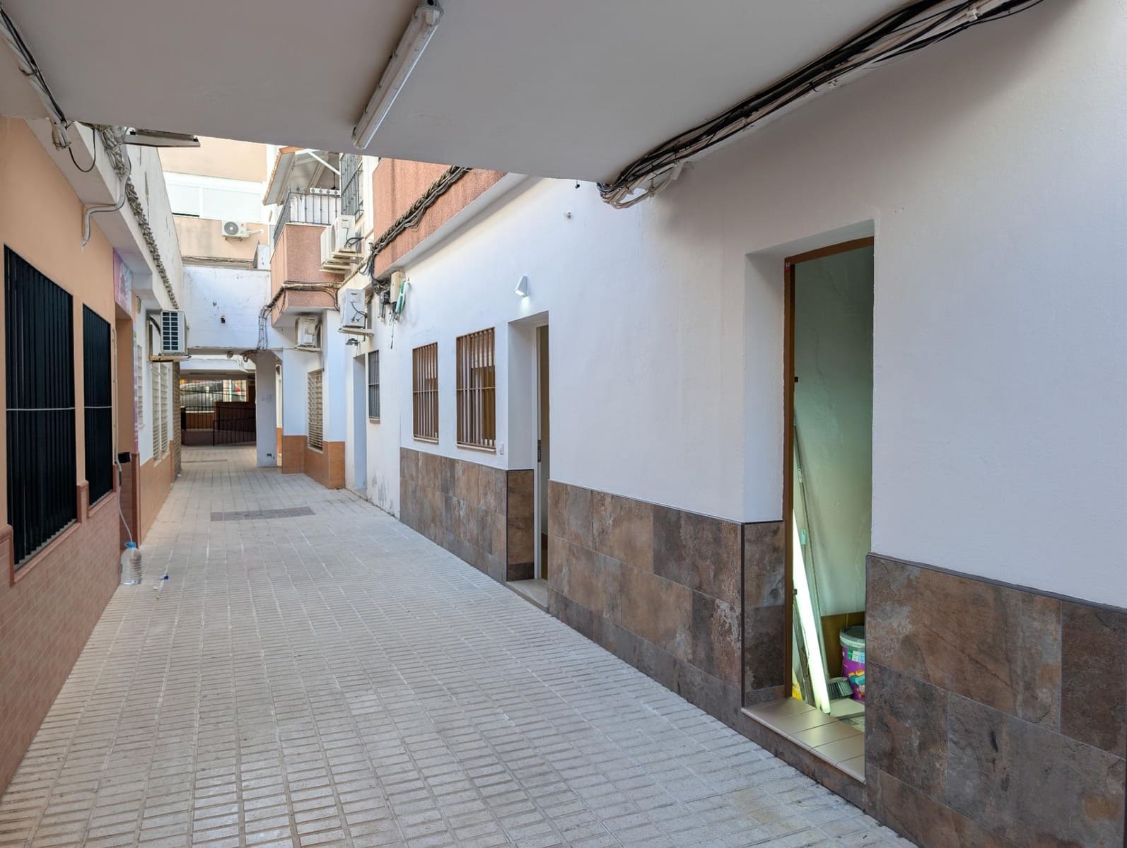 Commercial for sale in Sanlucar la Mayor - € 65,000 (Ref: 9929366)