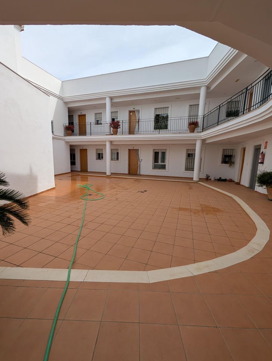 Studio te huur in Sanlucar la Mayor - € 550 (Ref: 9952612)
