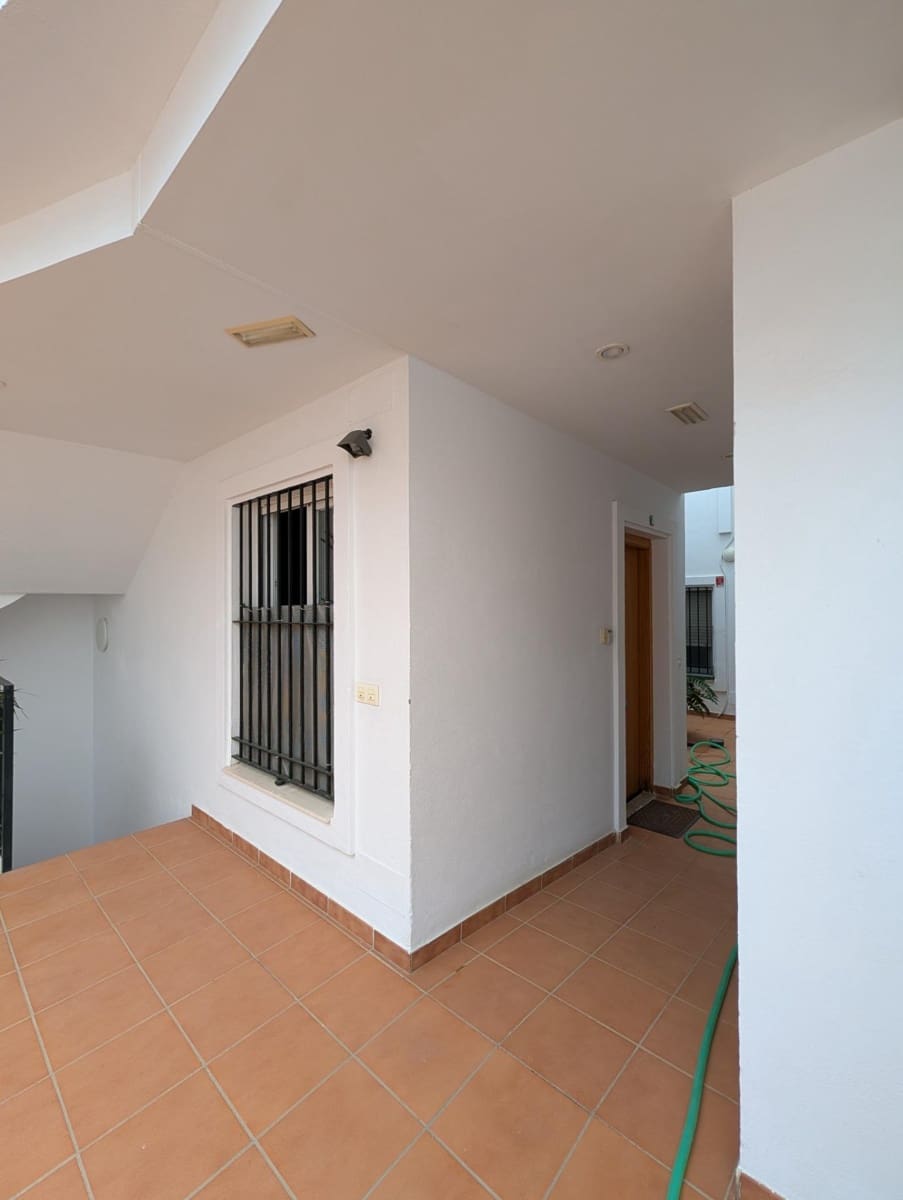 Studio te huur in Sanlucar la Mayor - € 550 (Ref: 9952612)