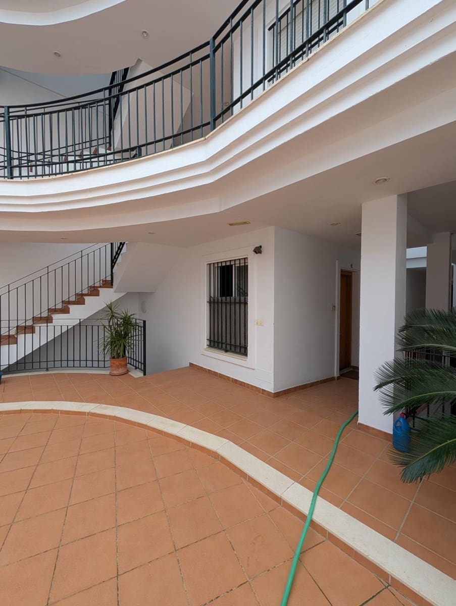 Studio te huur in Sanlucar la Mayor - € 550 (Ref: 9952612)