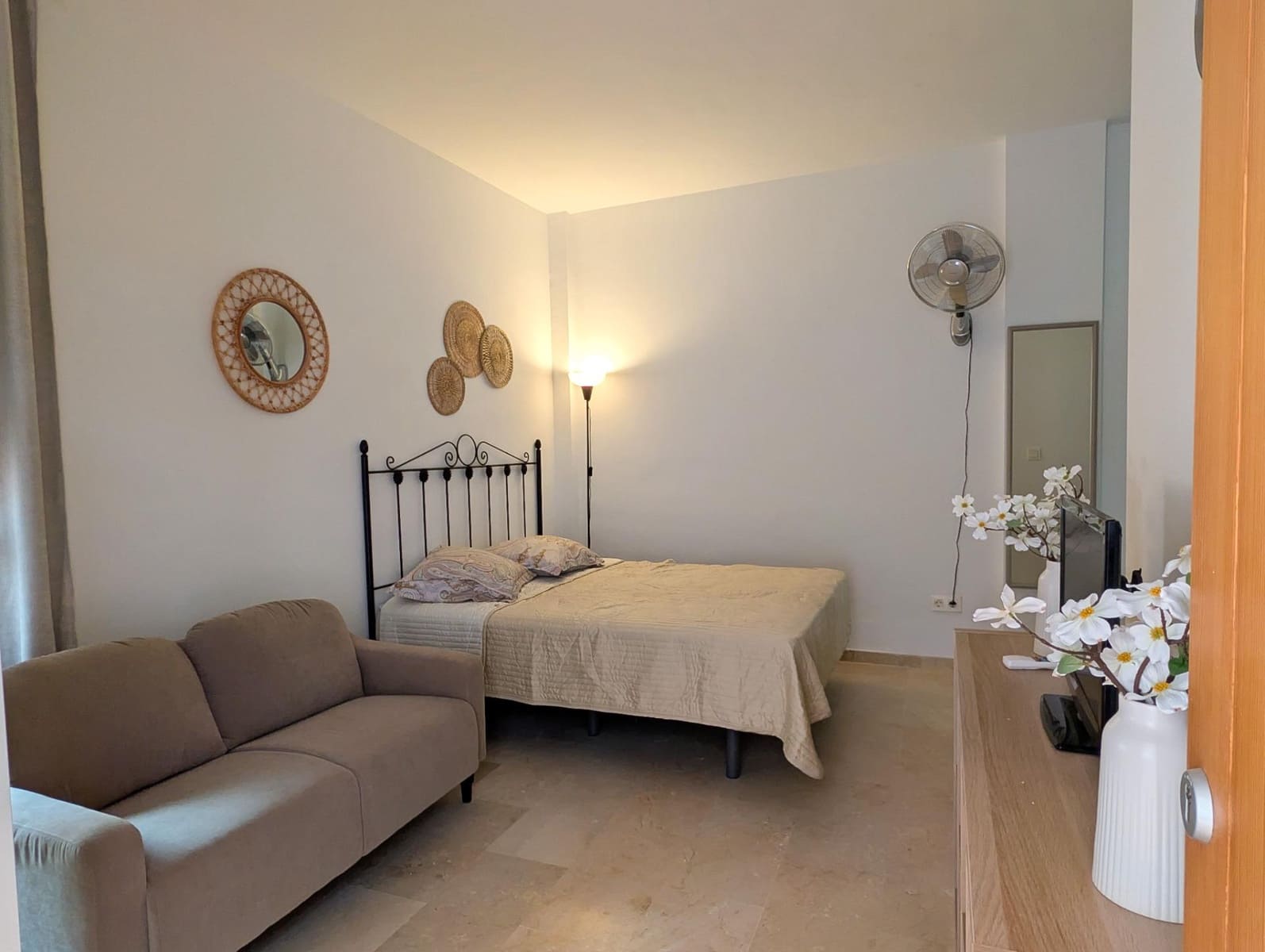 Studio te huur in Sanlucar la Mayor - € 550 (Ref: 9952612)