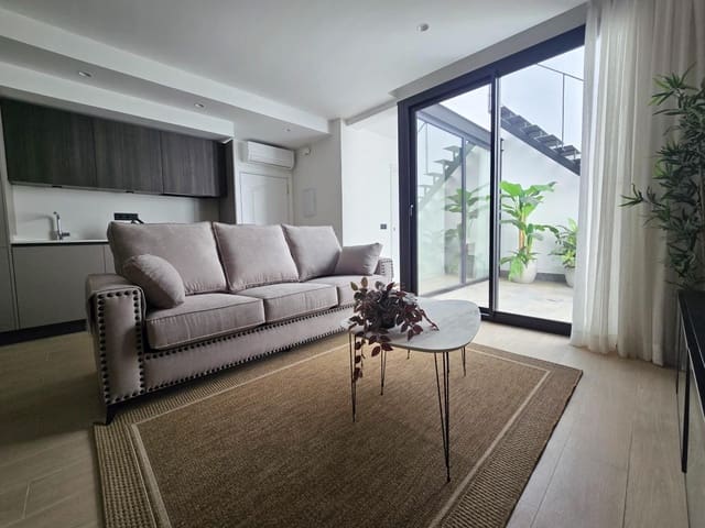 Piso de 2 habitaciones en Sanlúcar la Mayor en alquiler - 850 € (Ref: 9959778)