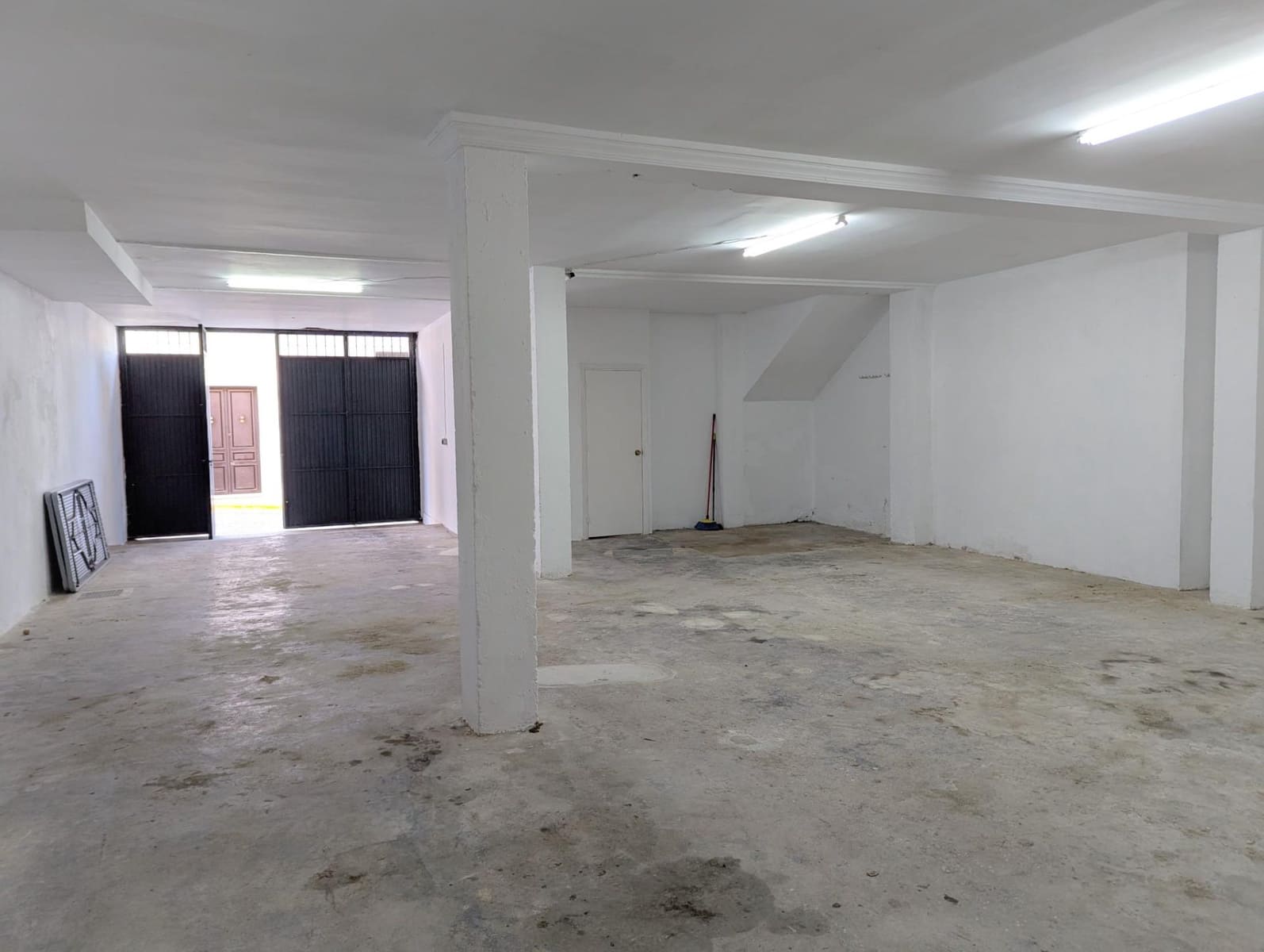 Commercial for rent in Sanlucar la Mayor - € 380 (Ref: 9962685)