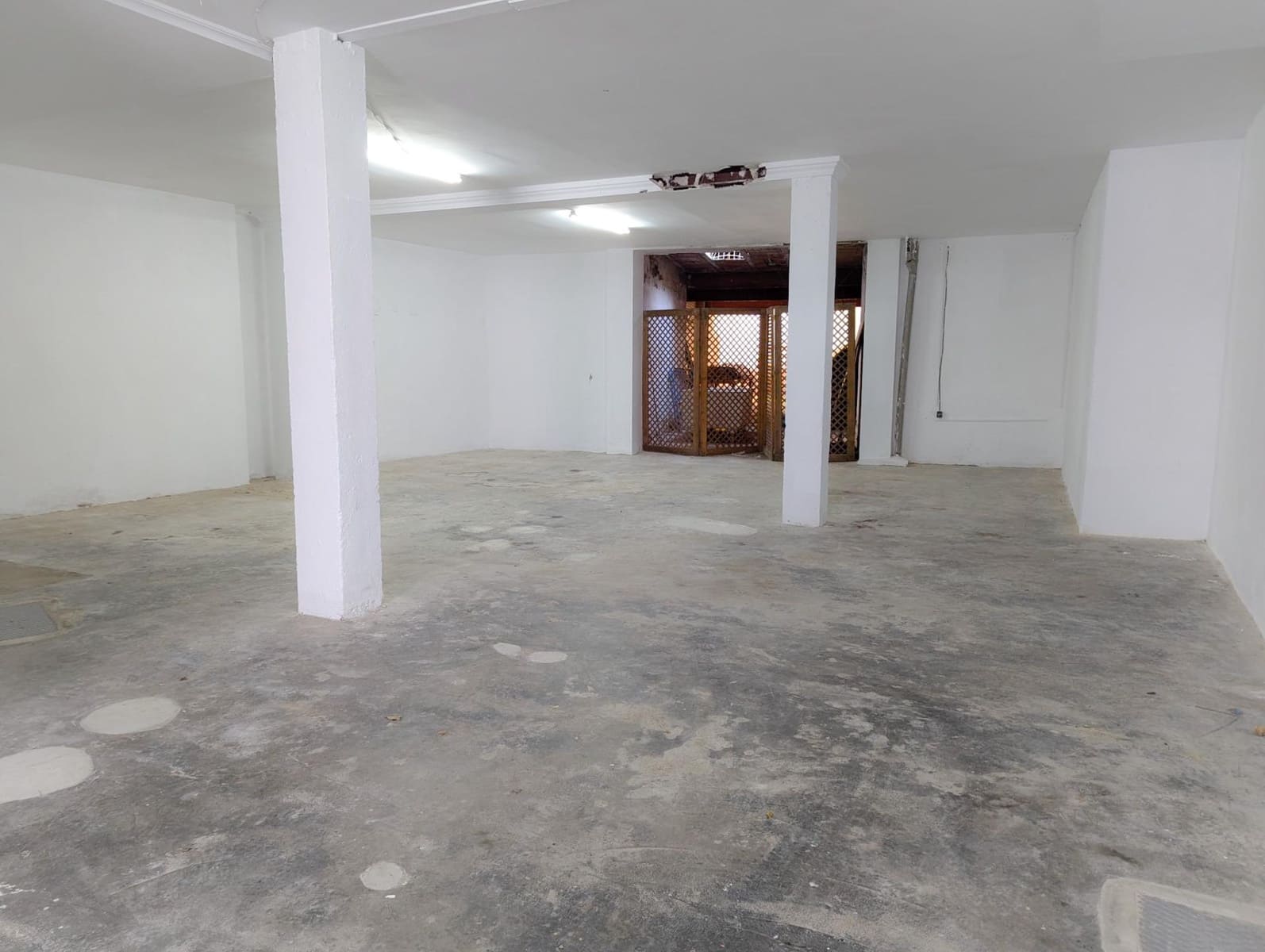 Commercial for rent in Sanlucar la Mayor - € 380 (Ref: 9962685)