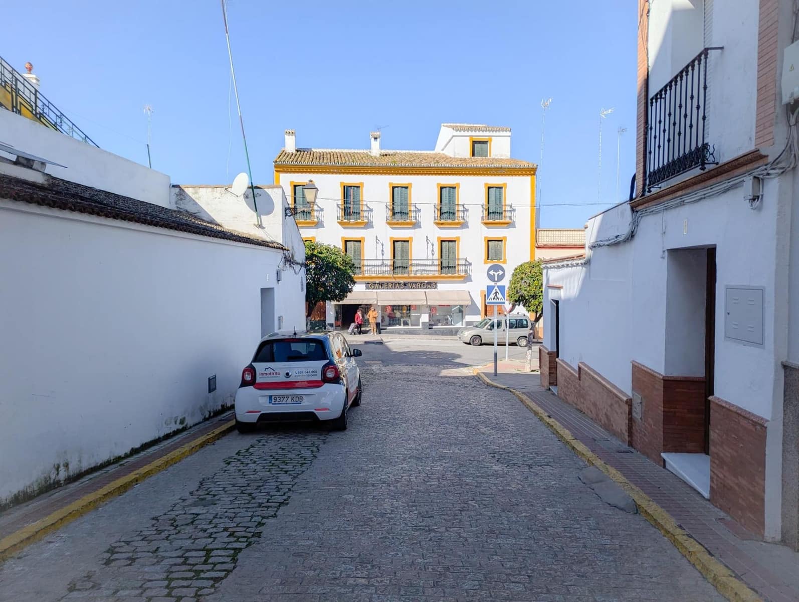 Commercial for rent in Sanlucar la Mayor - € 380 (Ref: 9962685)