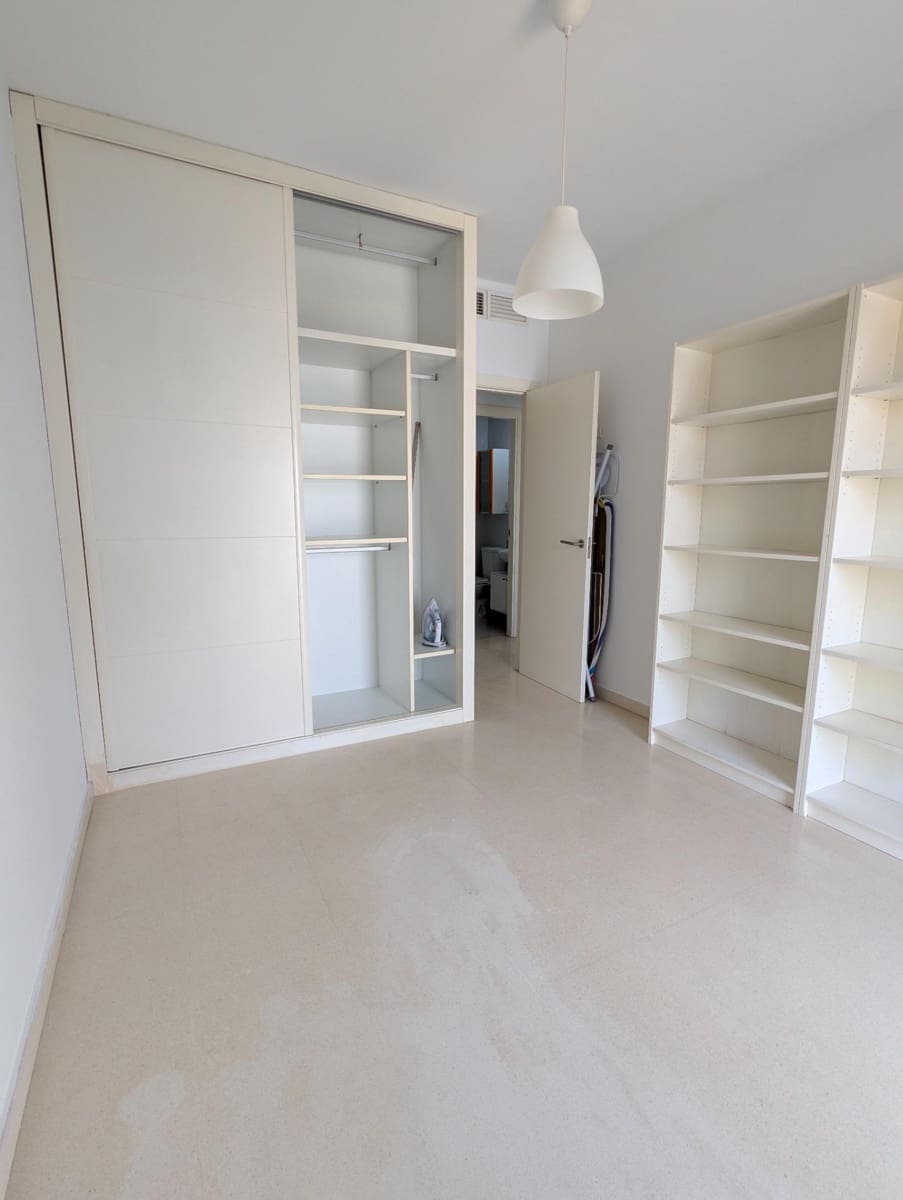 2 soverom Leilighet til leie i Sevilla by med garasje - € 850 (Ref: 9975408)