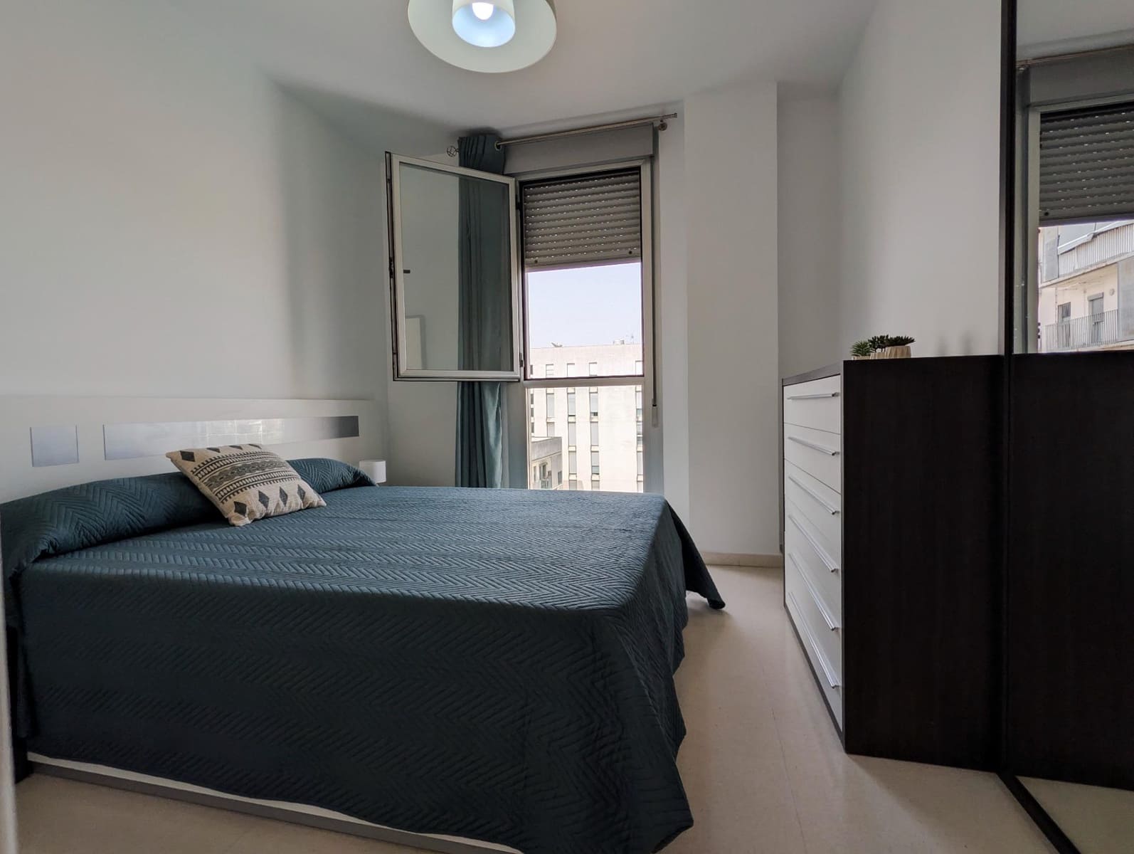 2 soverom Leilighet til leie i Sevilla by med garasje - € 850 (Ref: 9975408)