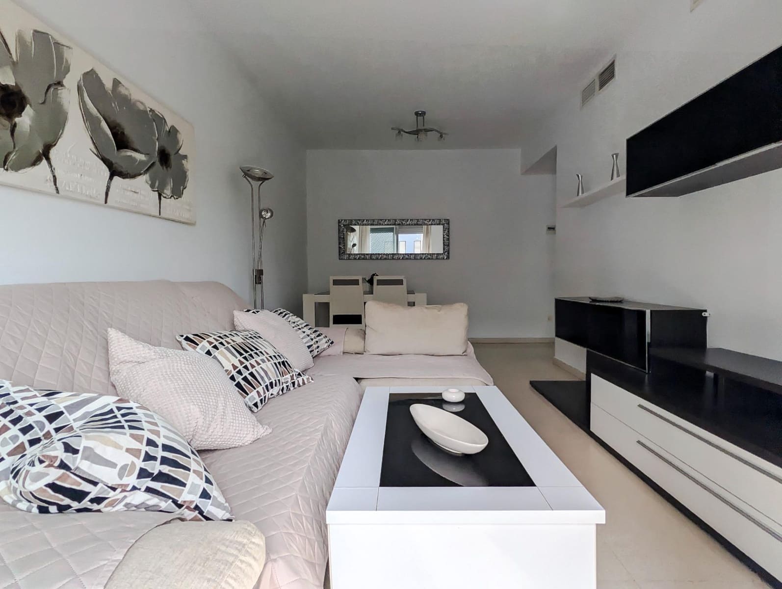 2 soverom Leilighet til leie i Sevilla by med garasje - € 850 (Ref: 9975408)