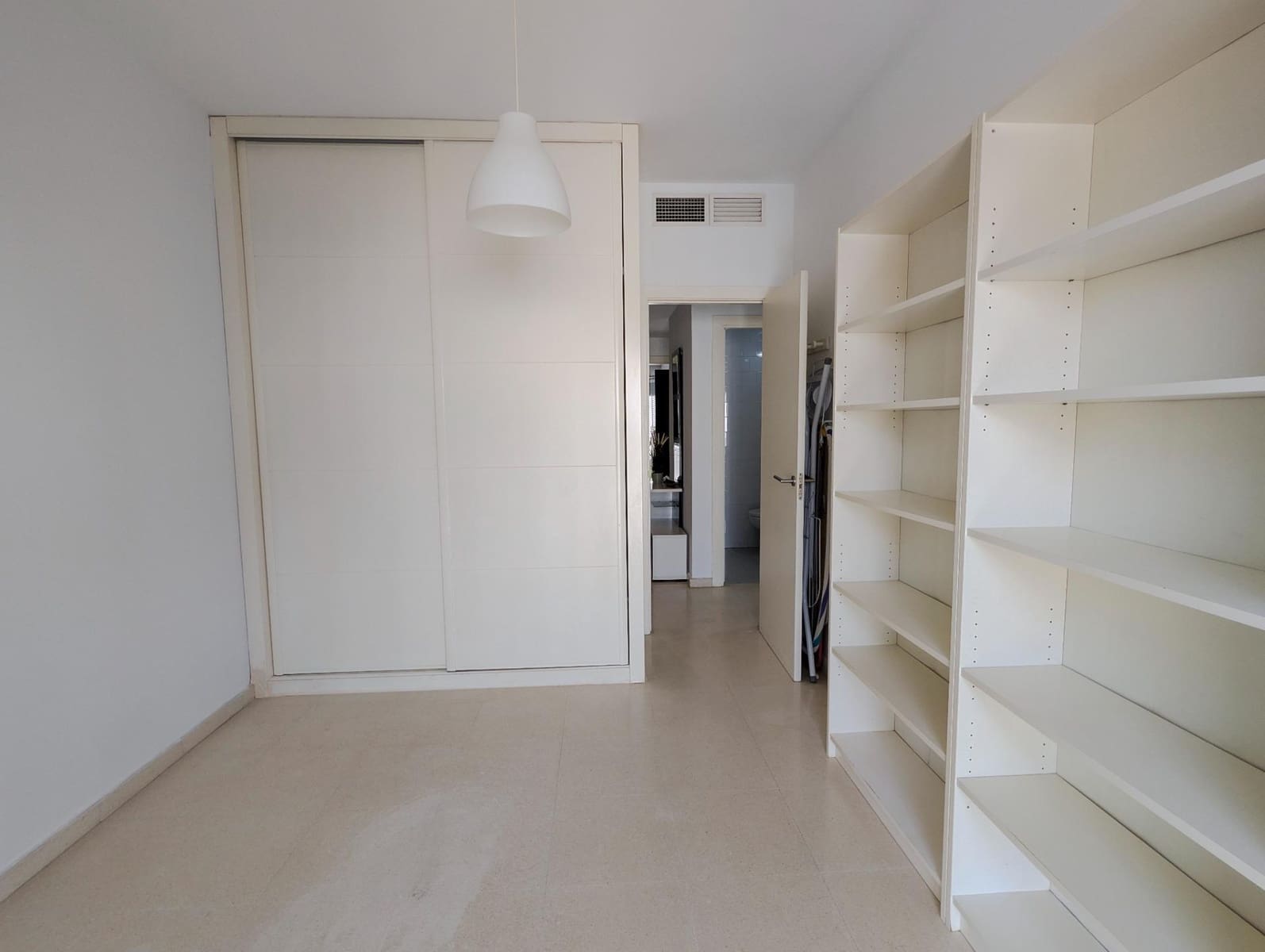 2 soverom Leilighet til leie i Sevilla by med garasje - € 850 (Ref: 9975408)
