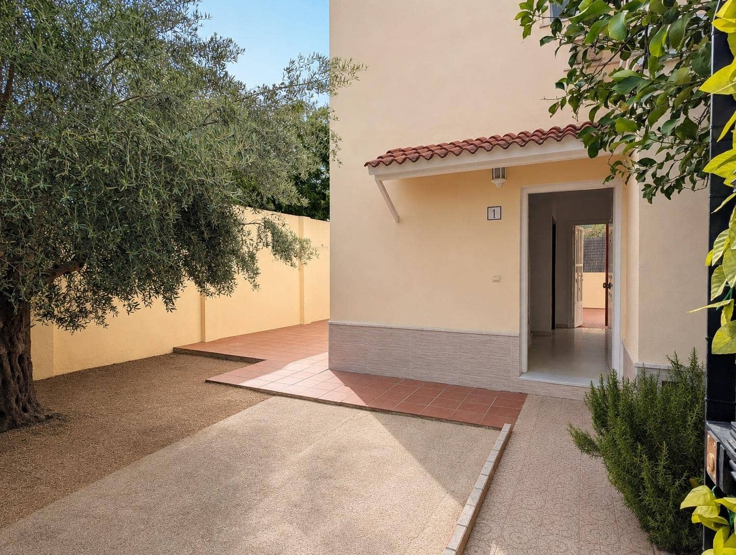 3 soveværelse Semi-Rækkehus til salg i Sanlucar la Mayor - € 199.900 (Ref: 9977311)