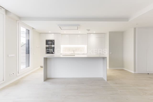 2 makuuhuone Kattohuoneisto myytävänä paikassa Salvador, Madrid kaupunki mukana uima-altaan 
autotalli - 899 000 € (Ref: 9093481)