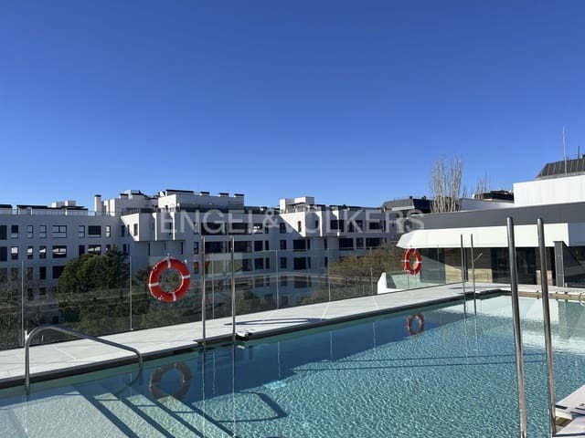 2 makuuhuone Kattohuoneisto myytävänä paikassa Salvador, Madrid kaupunki mukana uima-altaan 
autotalli - 899 000 € (Ref: 9093481)