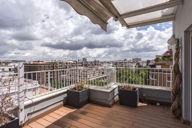 2 soveværelse Penthouse til salg i Almagro, Madrid by - € 1.395.000 (Ref: 9094405)