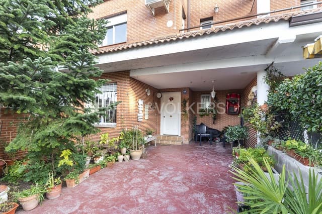 4 soveværelse Semi-Rækkehus til salg i Fuente el Saz de Jarama med swimmingpool garage - € 398.000 (Ref: 9132989)