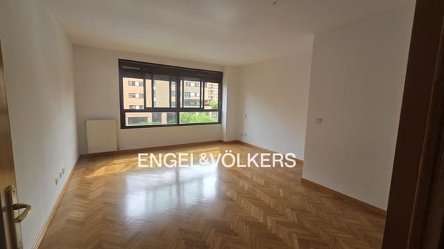 4 soveværelse Lejlighed til leje i Valverde, Madrid by med garage - € 1.800 (Ref: 9160217)