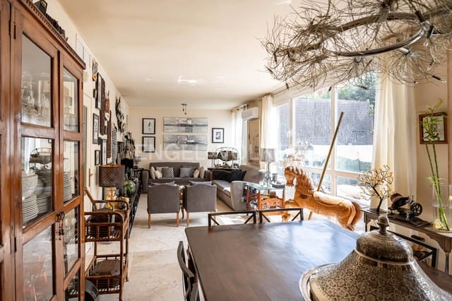 4 soveværelse Semi-Rækkehus til salg i Valdefuentes, Madrid by med swimmingpool garage - € 1.395.000 (Ref: 9160343)