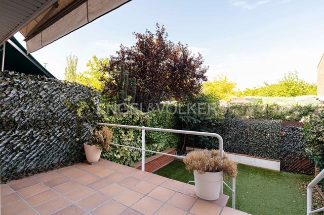 5 bedroom Villa for rent in Las Rozas de Madrid with garage - € 2,600 (Ref: 9168340)