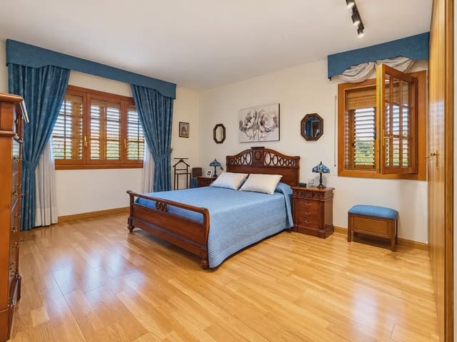 6 soverom Villa til salgs i Las Rozas de Madrid med svømmebasseng garasje - € 1 090 000 (Ref: 10154119)
