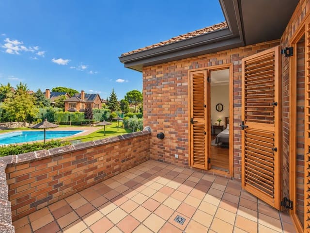6 soverom Villa til salgs i Las Rozas de Madrid med svømmebasseng garasje - € 1 090 000 (Ref: 10154119)